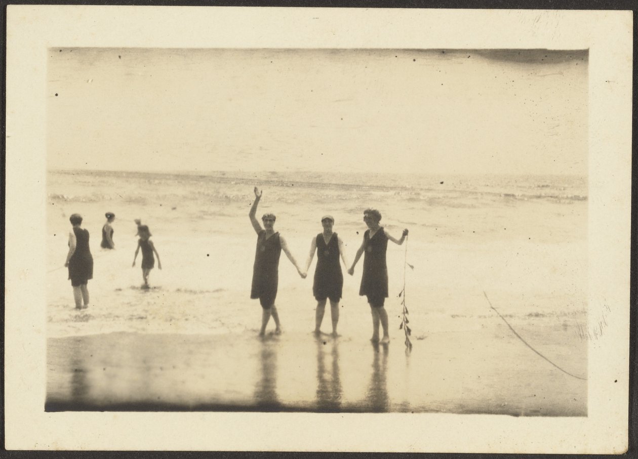 [Figuras en traje de baño en la playa] de Louis Fleckenstein