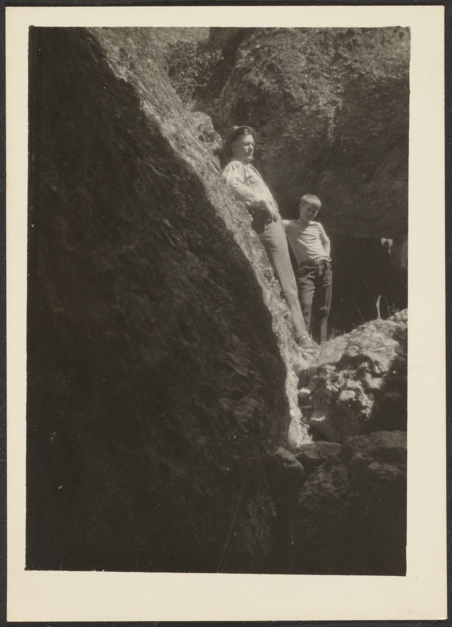 [Figuras en Sunlight on Rocks] de Louis Fleckenstein