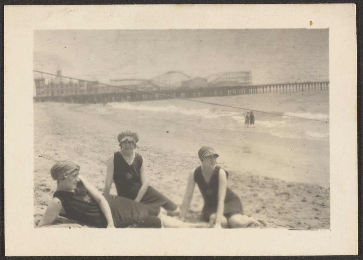 [Figuras en la playa cerca del muelle de Santa Mónica] de Louis Fleckenstein
