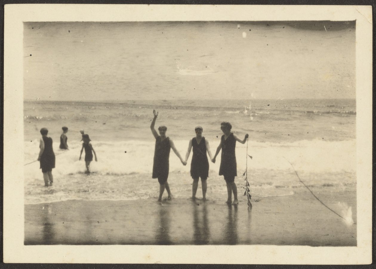 [Figuras en una playa sujetando algas] de Louis Fleckenstein