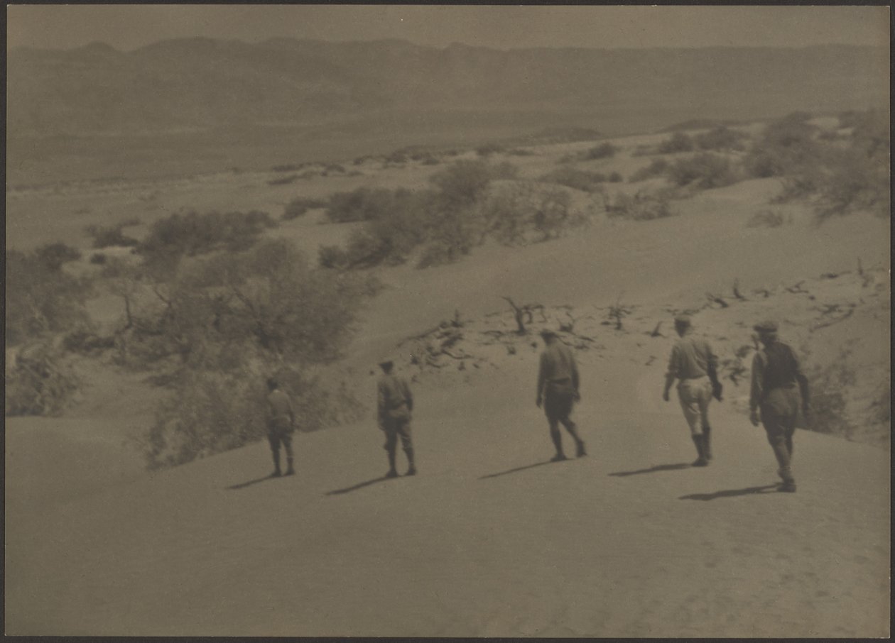 [Cinco hombres caminando por el desierto] de Louis Fleckenstein