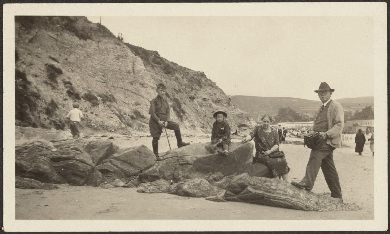 [Fleckenstein con cámara y familia en la playa] de Louis Fleckenstein