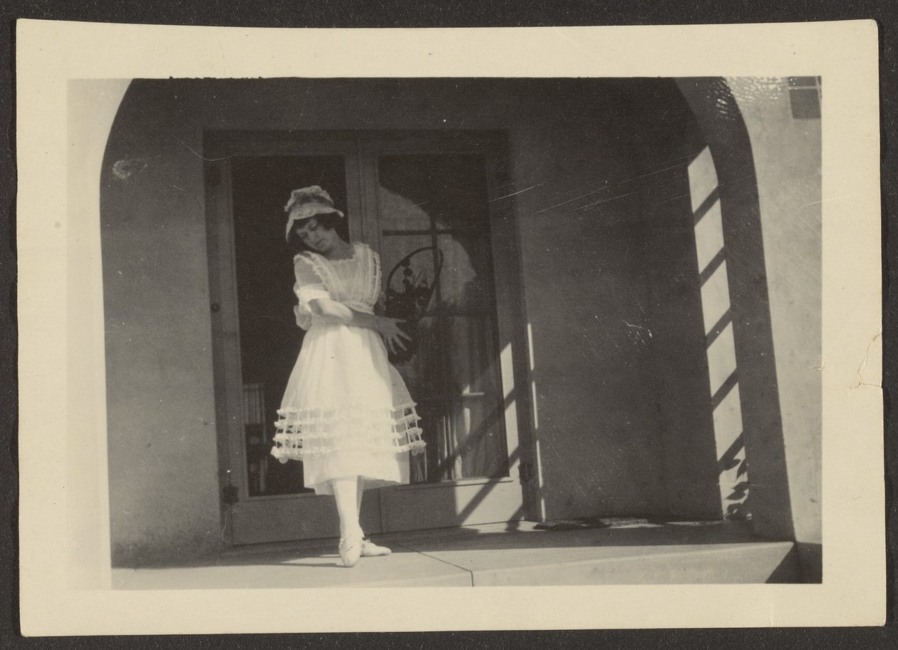 [Florence bailando en el porche] de Louis Fleckenstein