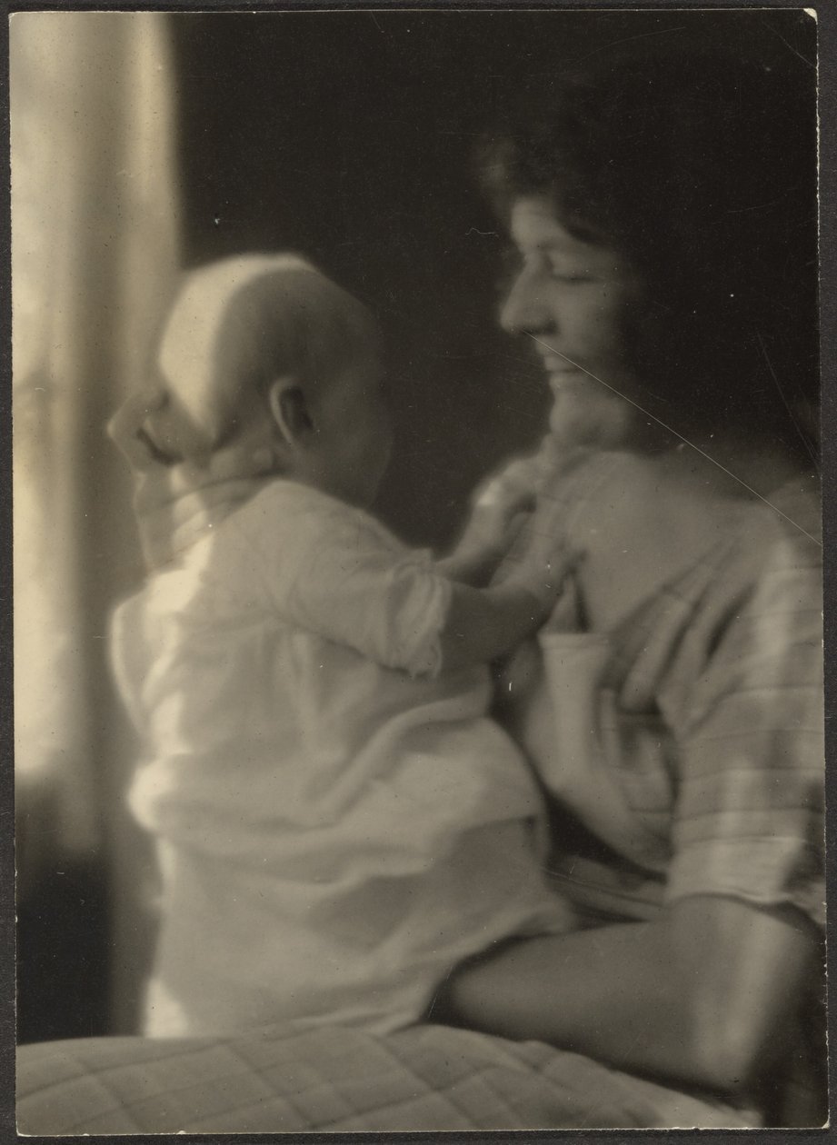 Florence sosteniendo a un bebé de Louis Fleckenstein
