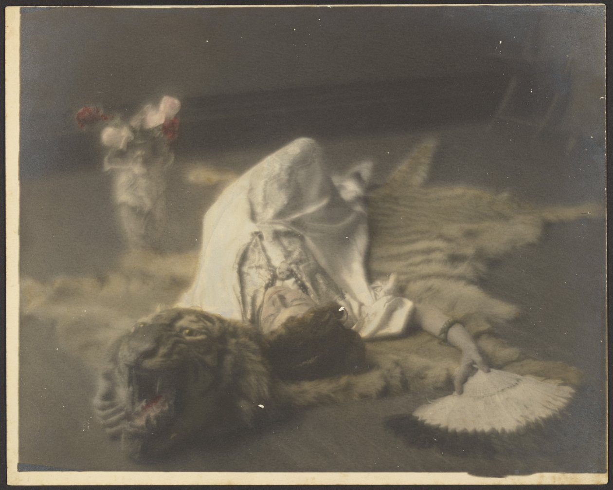 [Florencia recostada sobre una alfombra de tigre] de Louis Fleckenstein