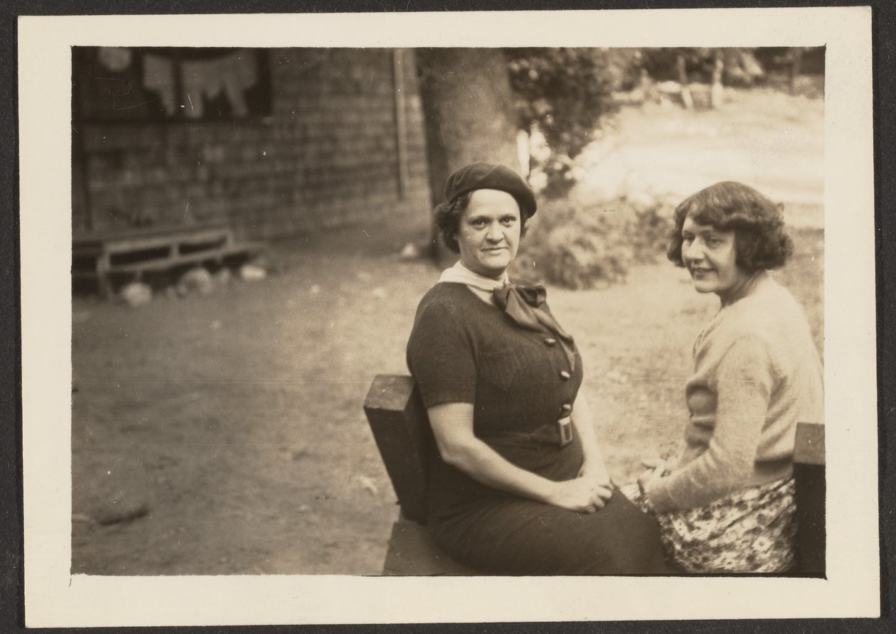 [Florence y una amiga en el patio trasero] de Louis Fleckenstein