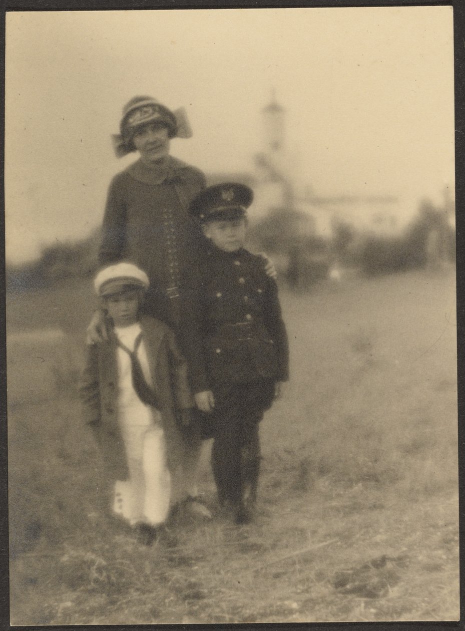 Florence y sus dos niños con uniformes militares de Louis Fleckenstein