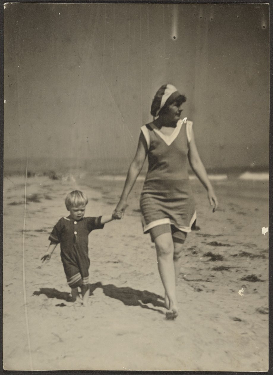 [Florencia y el bebé caminando por la playa] de Louis Fleckenstein