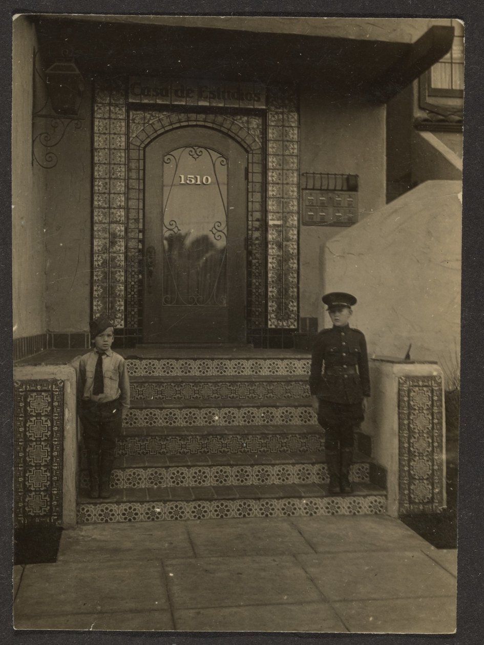 [Los chicos de Florence delante del estudio de Fleckenstein en Long Beach] de Louis Fleckenstein