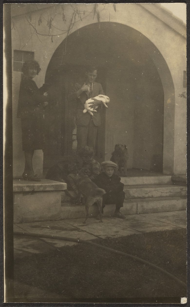 [La familia de Florence con su conejo de mascota] de Louis Fleckenstein