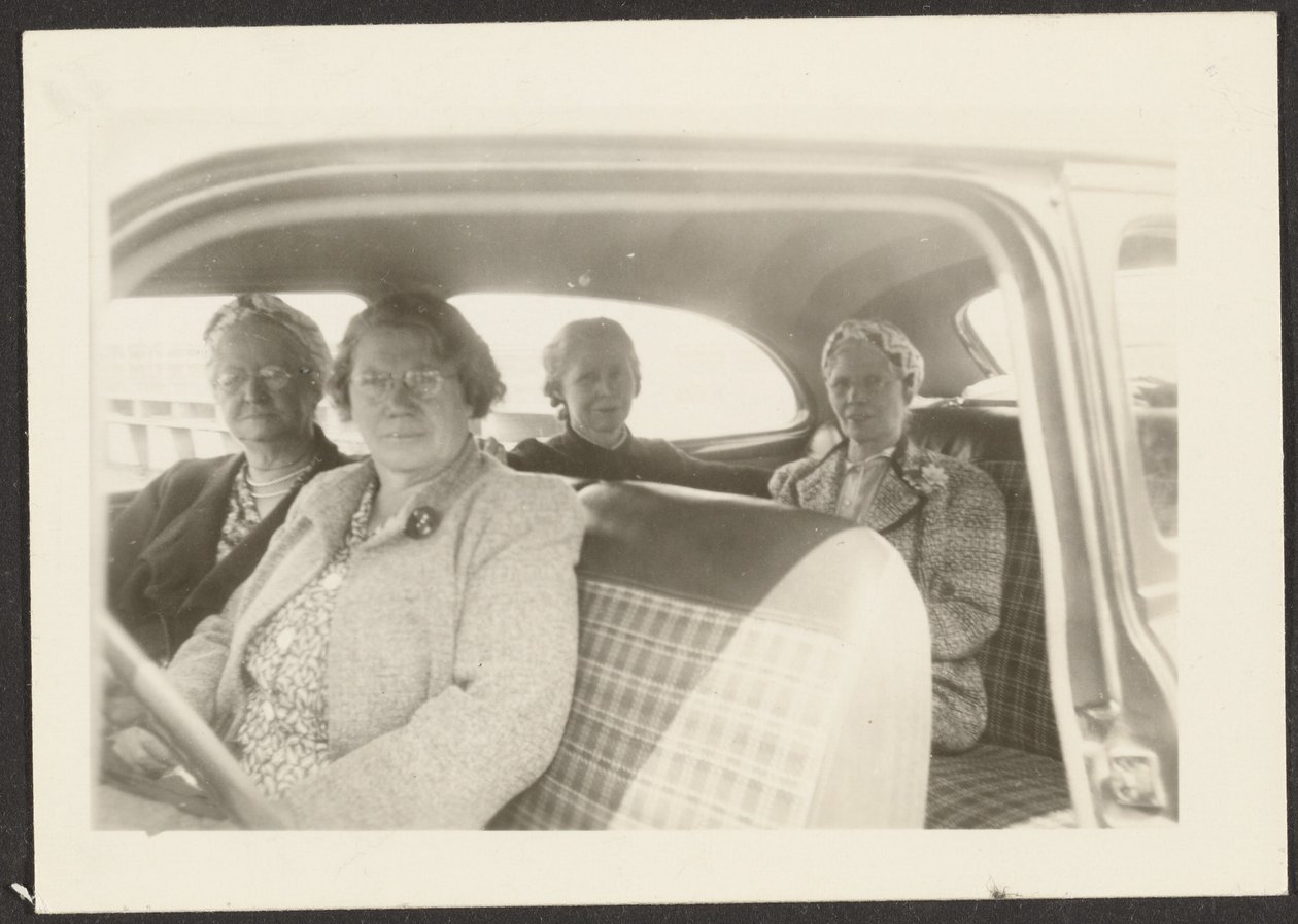 [Cuatro mujeres en un coche] de Louis Fleckenstein