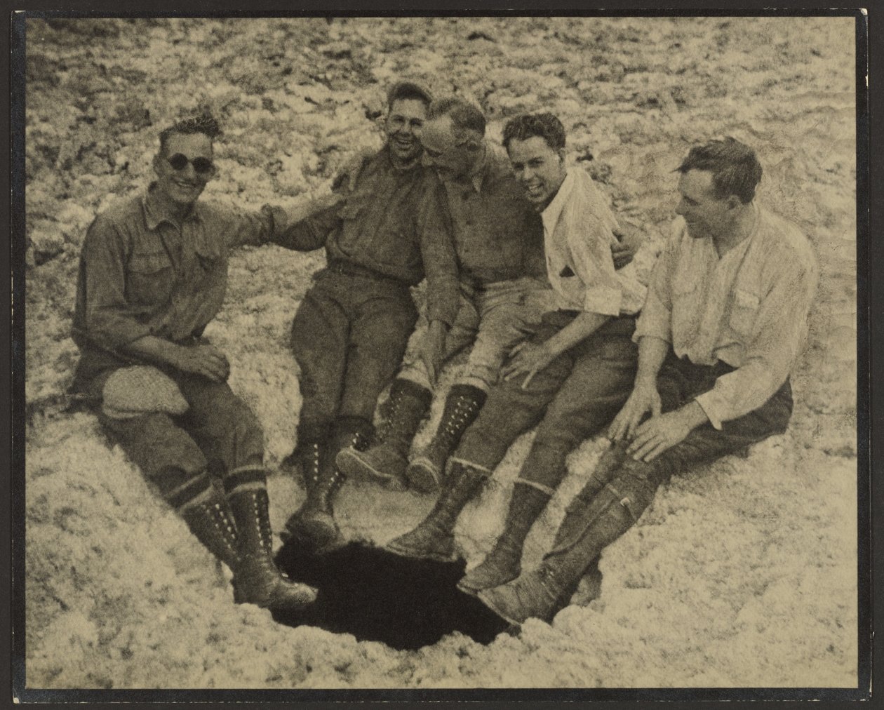 [Retrato de grupo sentado a la entrada de una cueva vertical, en el pico de San Jacinto] de Louis Fleckenstein