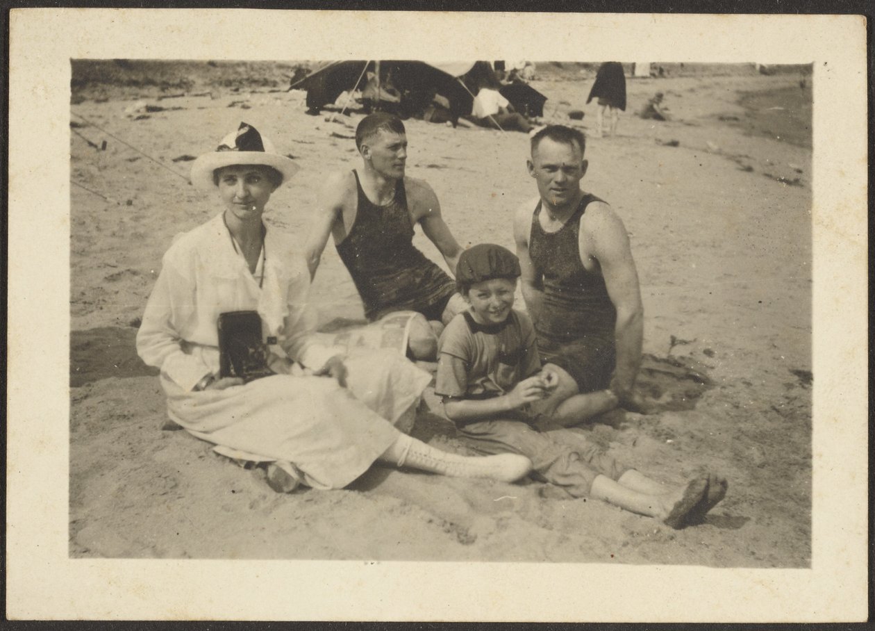 [Grupo en la playa] de Louis Fleckenstein