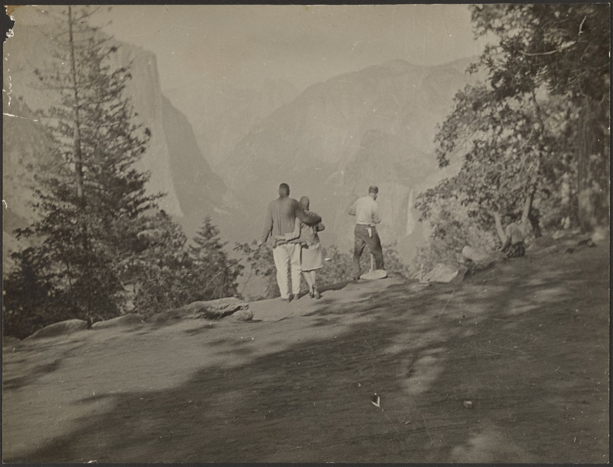 [Grupo de excursionistas mirando a Vista] de Louis Fleckenstein