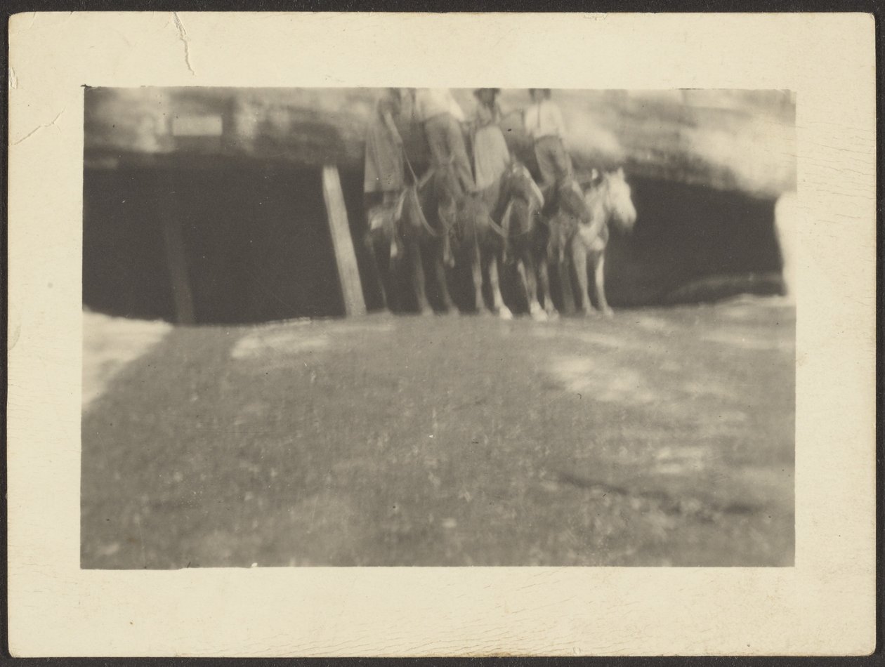 [Grupo de personas de pie a caballo] de Louis Fleckenstein