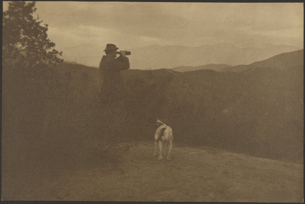 [Excursionista mirando por un telescopio] de Louis Fleckenstein