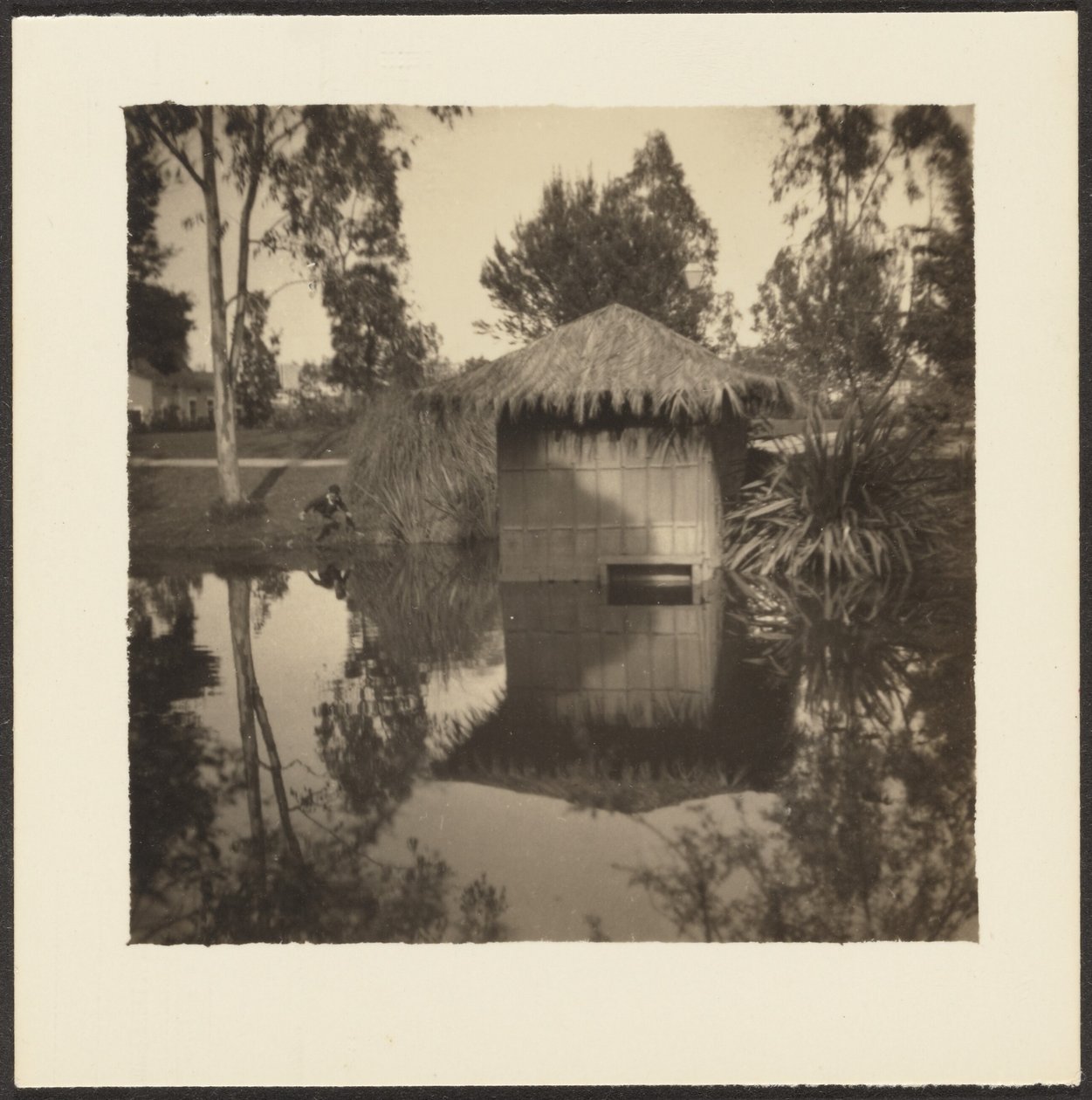 [Cabaña en el estanque] de Louis Fleckenstein