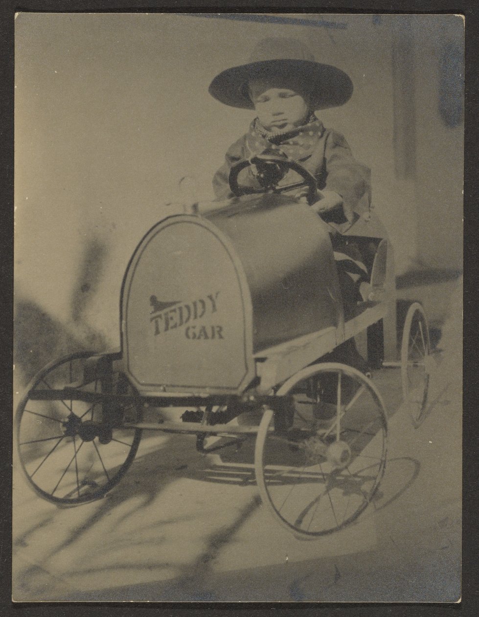 [Niño sentado en un coche de peluche] de Louis Fleckenstein