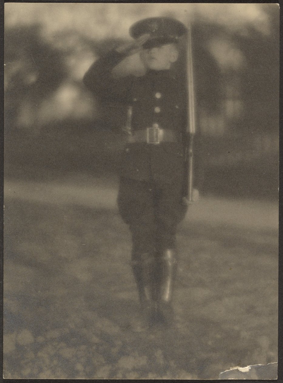 [Niño con uniforme] de Louis Fleckenstein