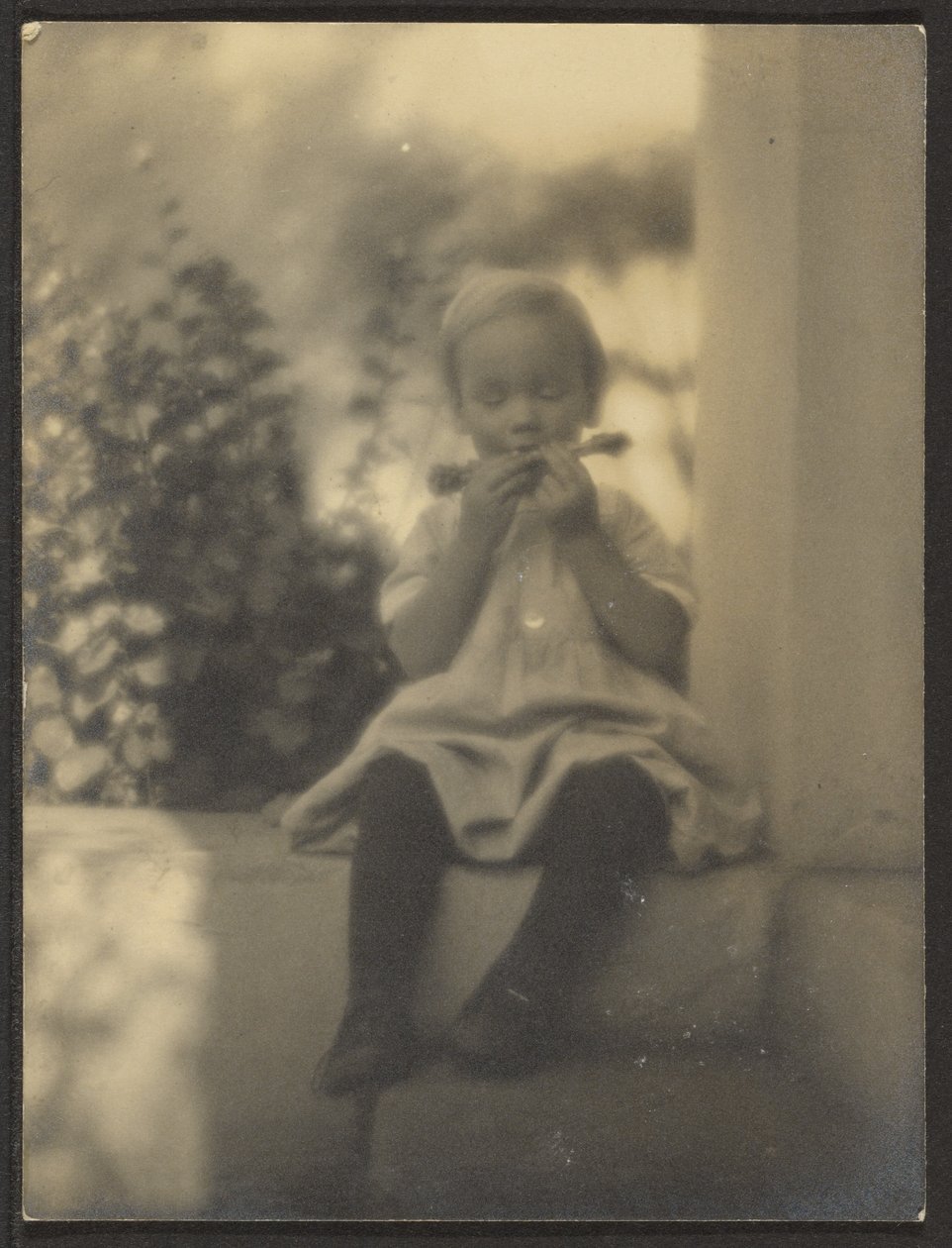 [Niña en los escalones de la entrada] de Louis Fleckenstein