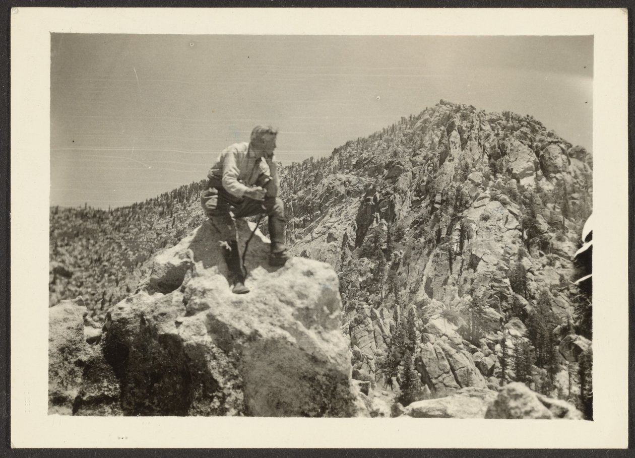 [Hombre sobre las rocas] de Louis Fleckenstein