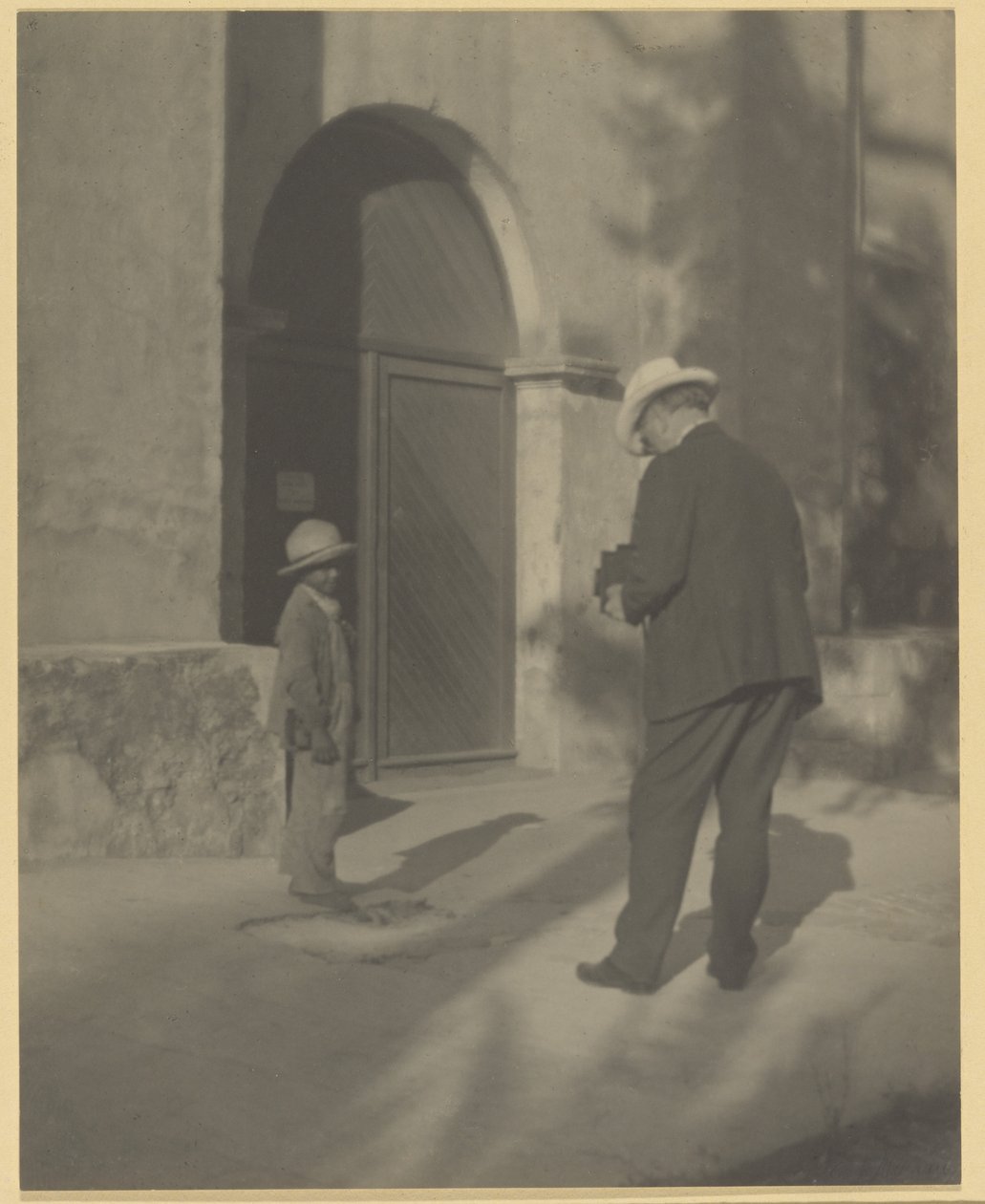 [Un hombre fotografiando a un niño pobre] de Louis Fleckenstein