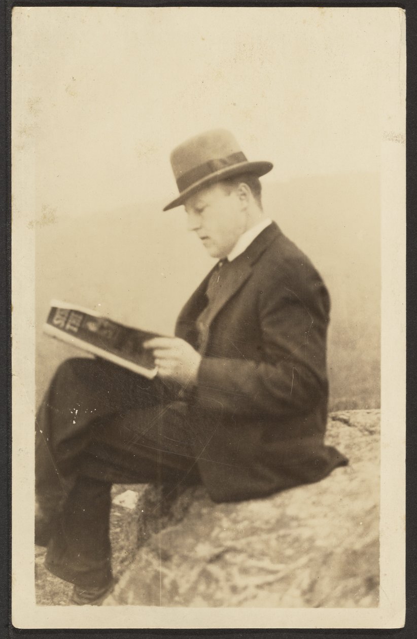 Hombre leyendo una revista sobre una roca de Louis Fleckenstein