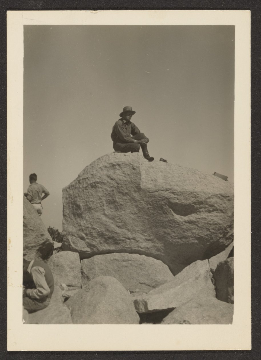 [Hombre sentado sobre unas rocas] de Louis Fleckenstein