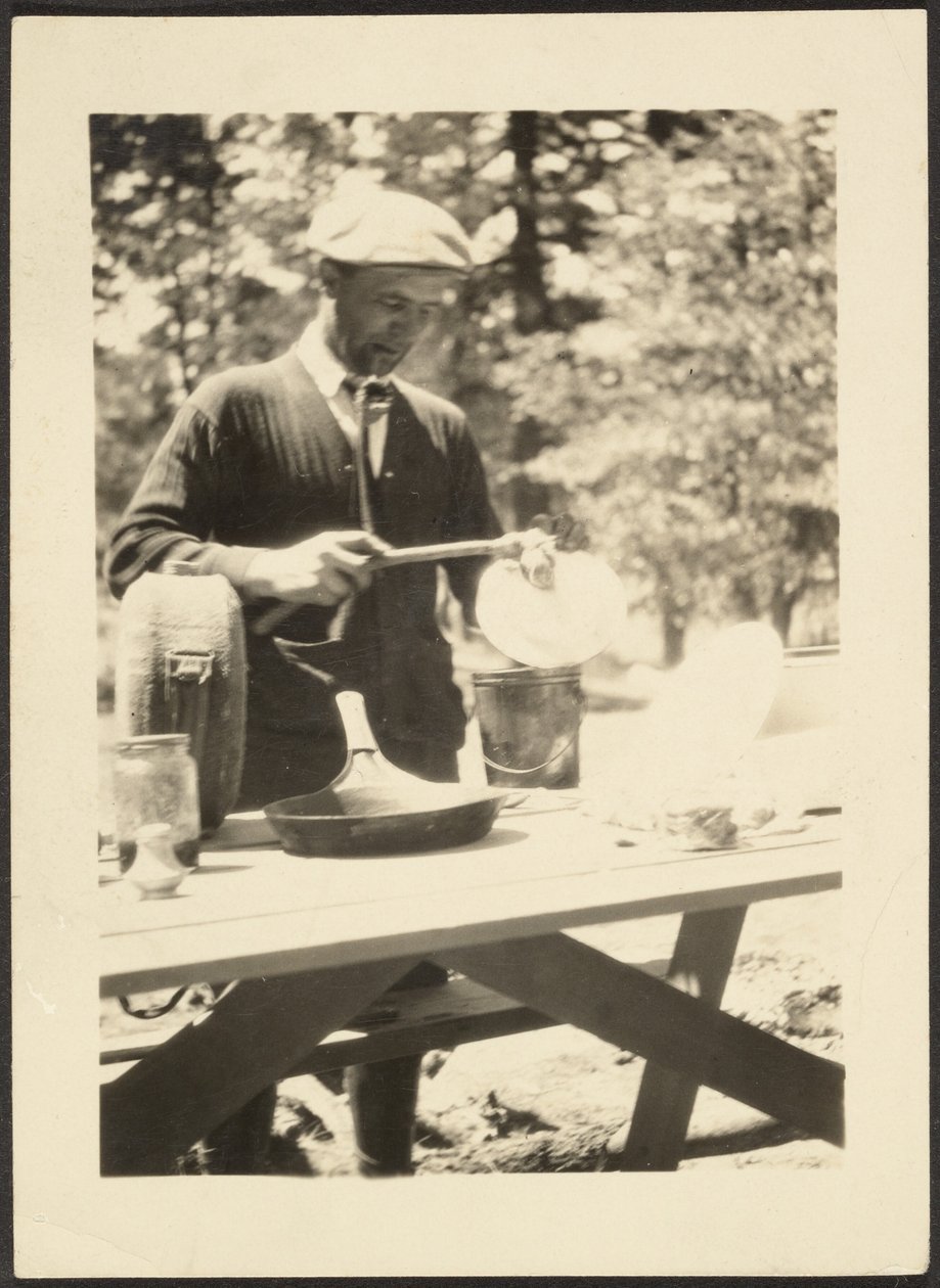 [Un hombre de pie junto a una mesa de picnic] de Louis Fleckenstein