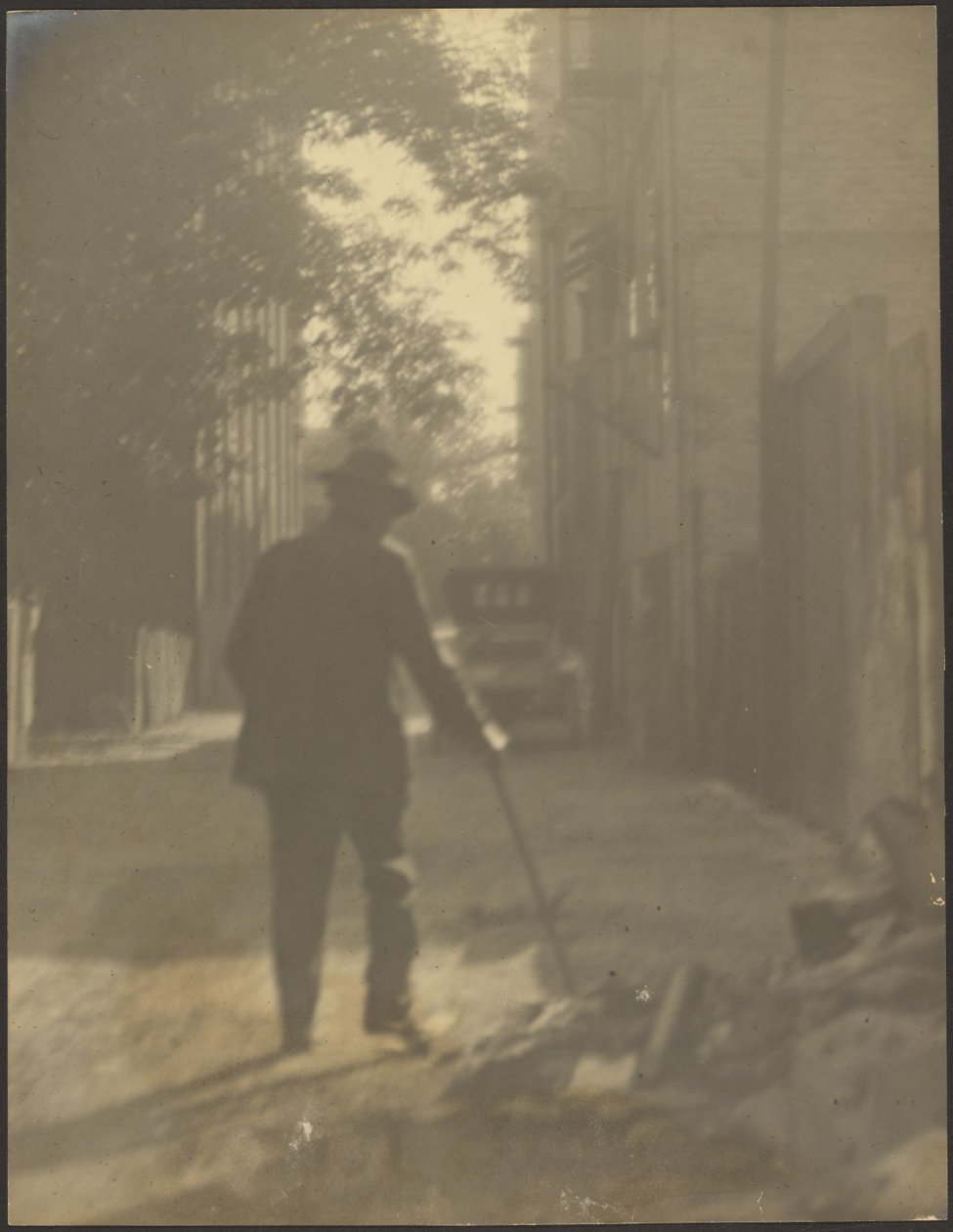 [Un hombre caminando por la calle] de Louis Fleckenstein