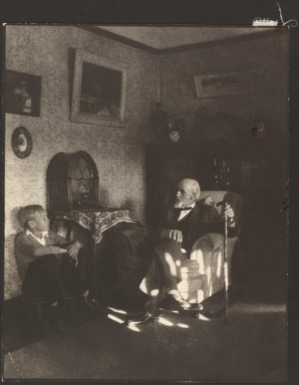 Hombre y niño sentados en un estudio de Louis Fleckenstein