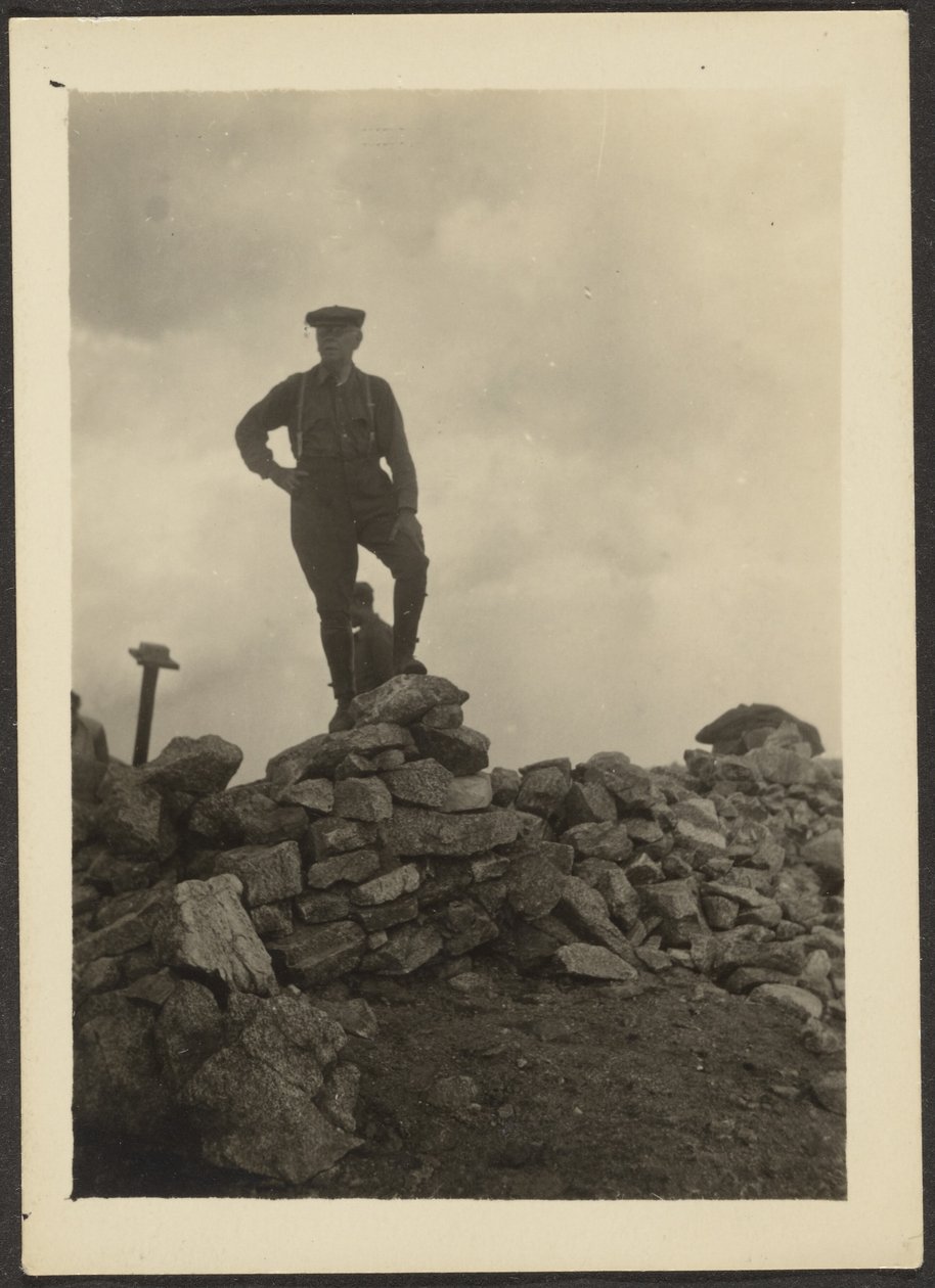 [Hombre sobre un montón de rocas] de Louis Fleckenstein