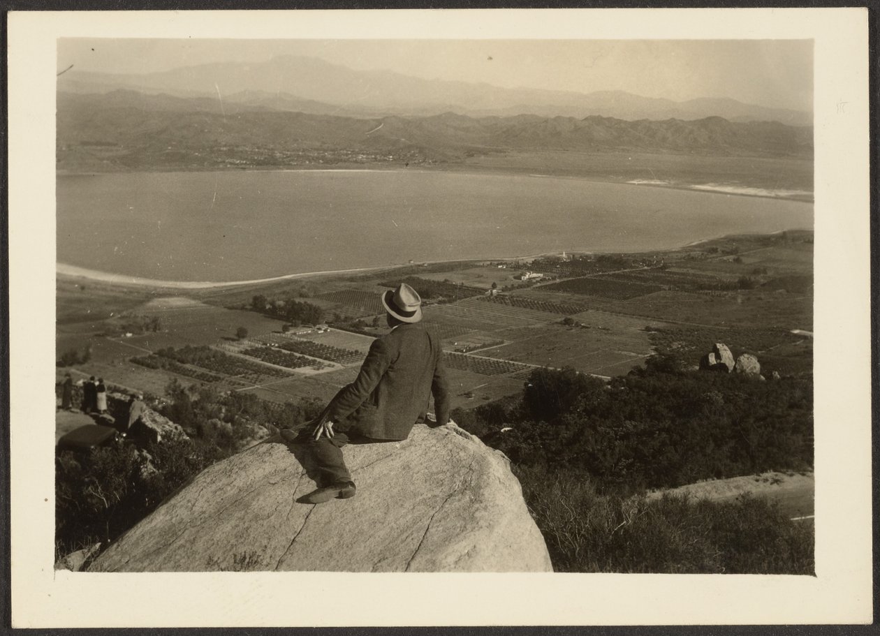 [Hombre en un saliente rocoso con vistas a los campos de cultivo] de Louis Fleckenstein
