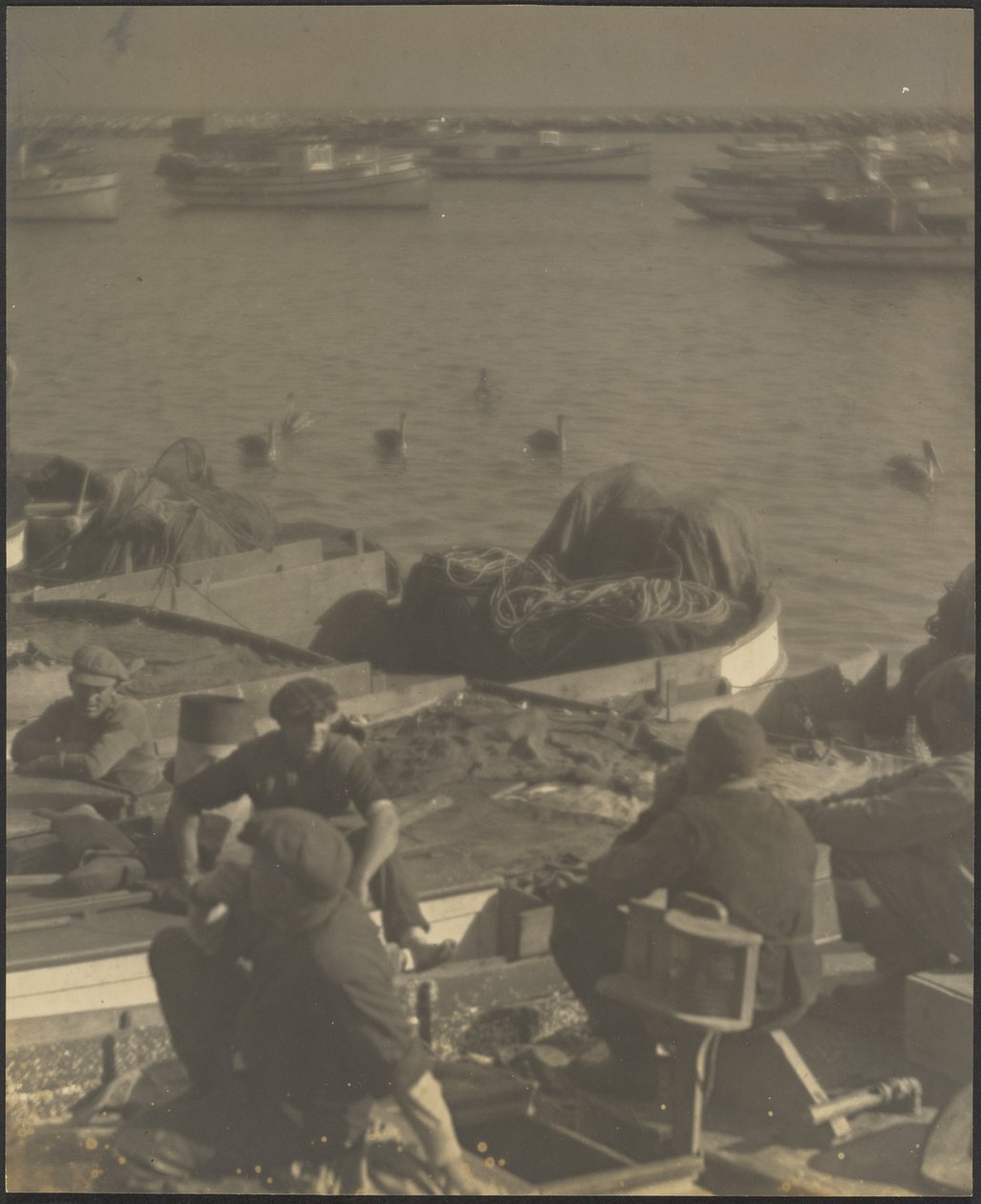 [Hombres sentados en barcas] de Louis Fleckenstein