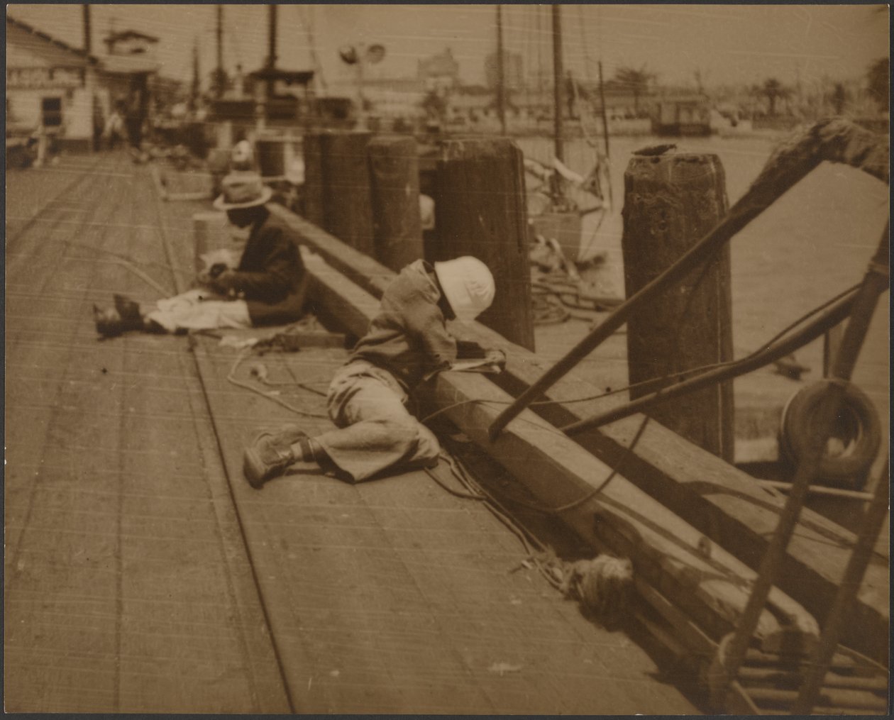 [Hombres sentados en el muelle] de Louis Fleckenstein