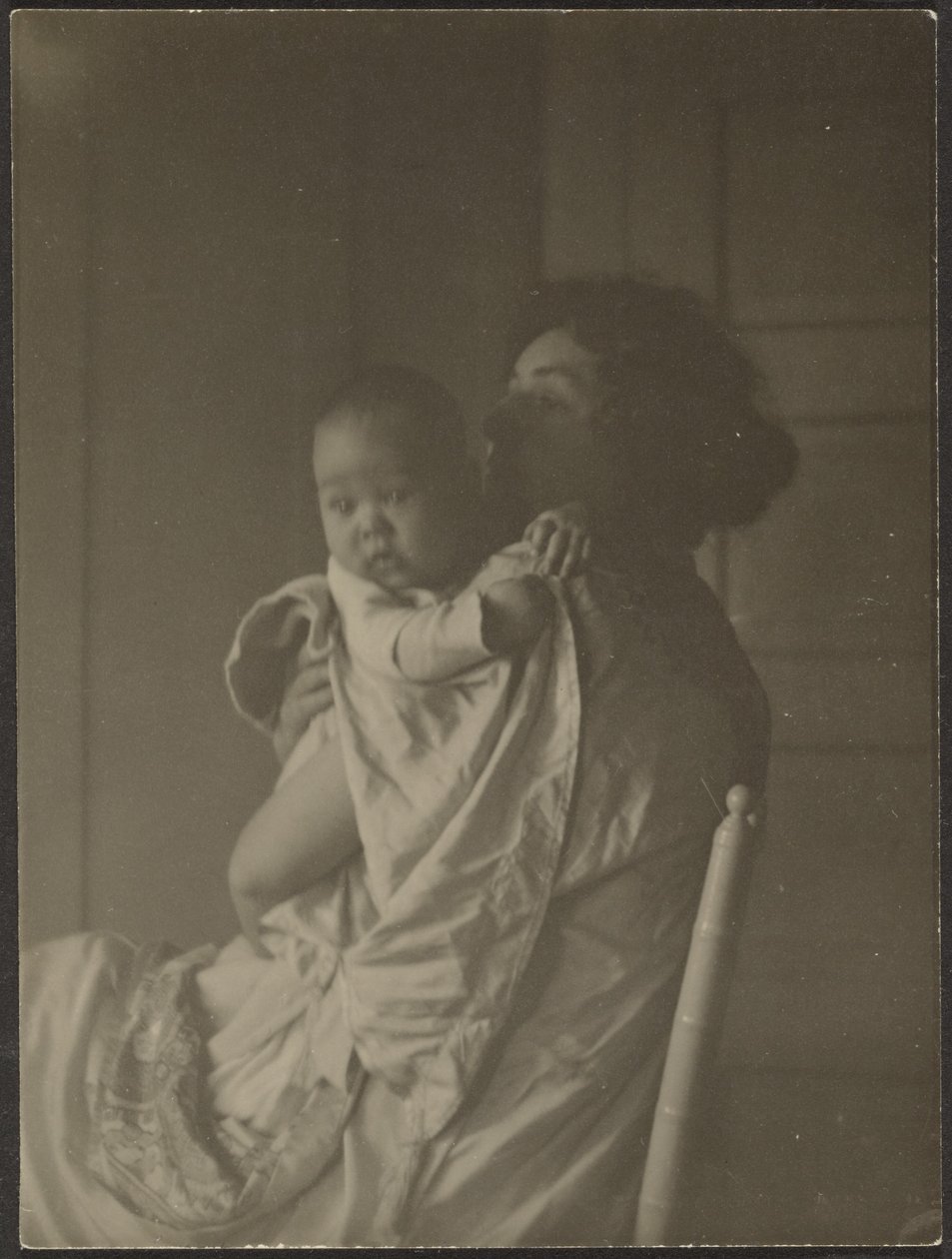 [Madre sosteniendo a su bebé en una silla] de Louis Fleckenstein