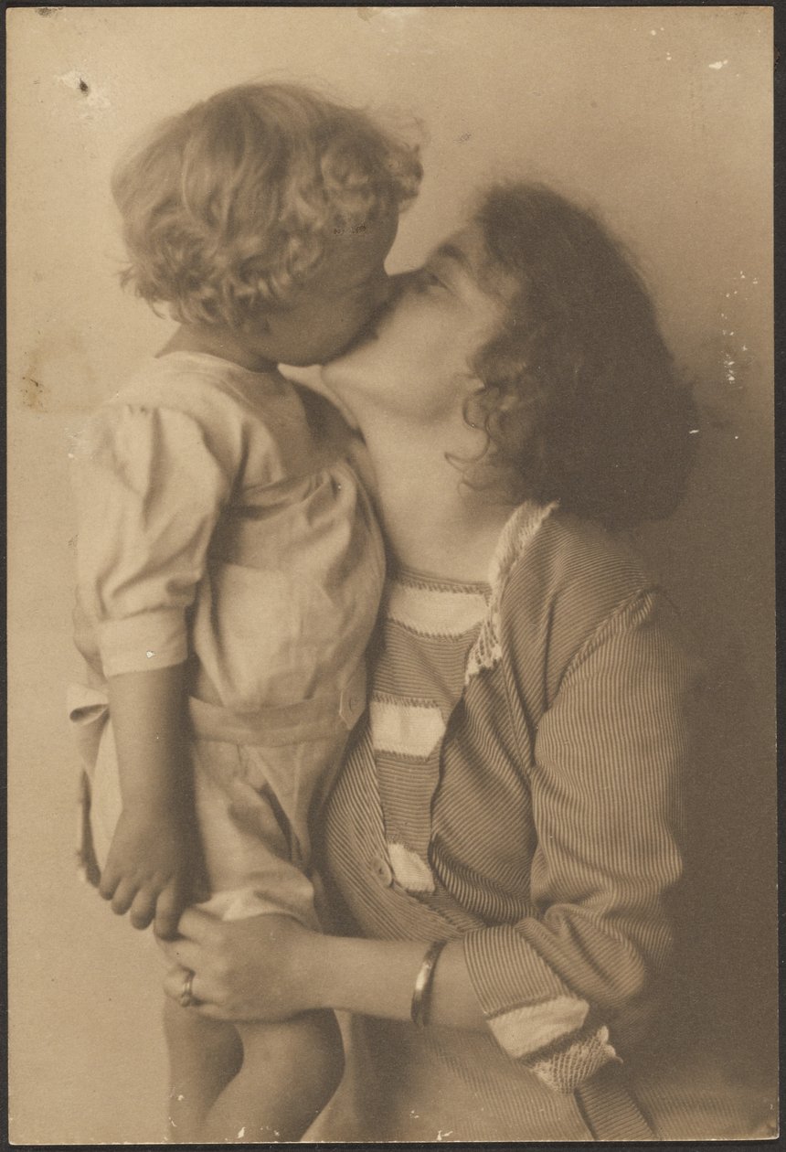 [Madre e hijo besándose] de Louis Fleckenstein