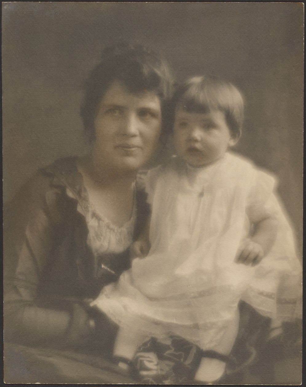 [Madre e hijo con vestido blanco] de Louis Fleckenstein