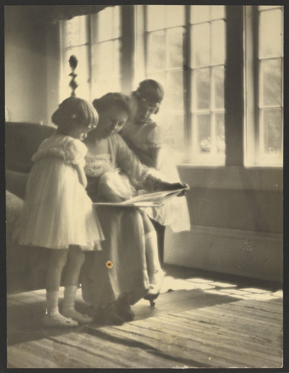 [Madre e hijas leyendo junto a la ventana] de Louis Fleckenstein