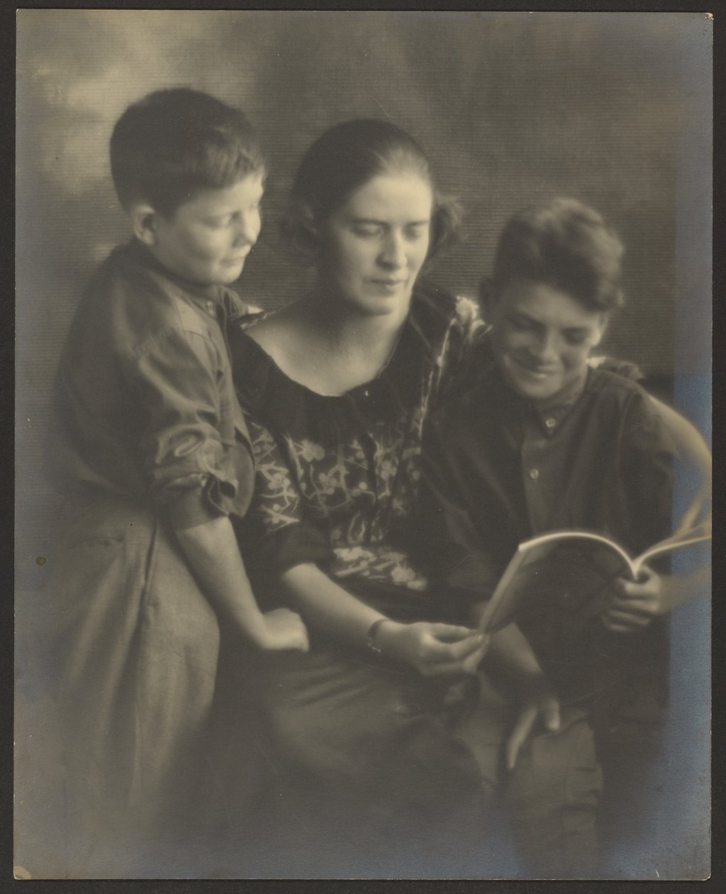 [Madre e hijos con libro] de Louis Fleckenstein