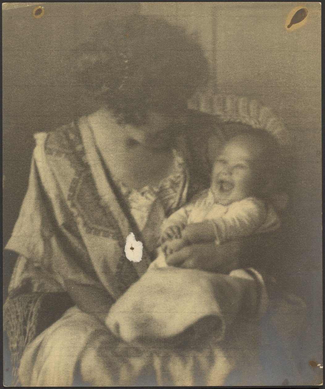 [Madre con bata bordada y un bebé] de Louis Fleckenstein