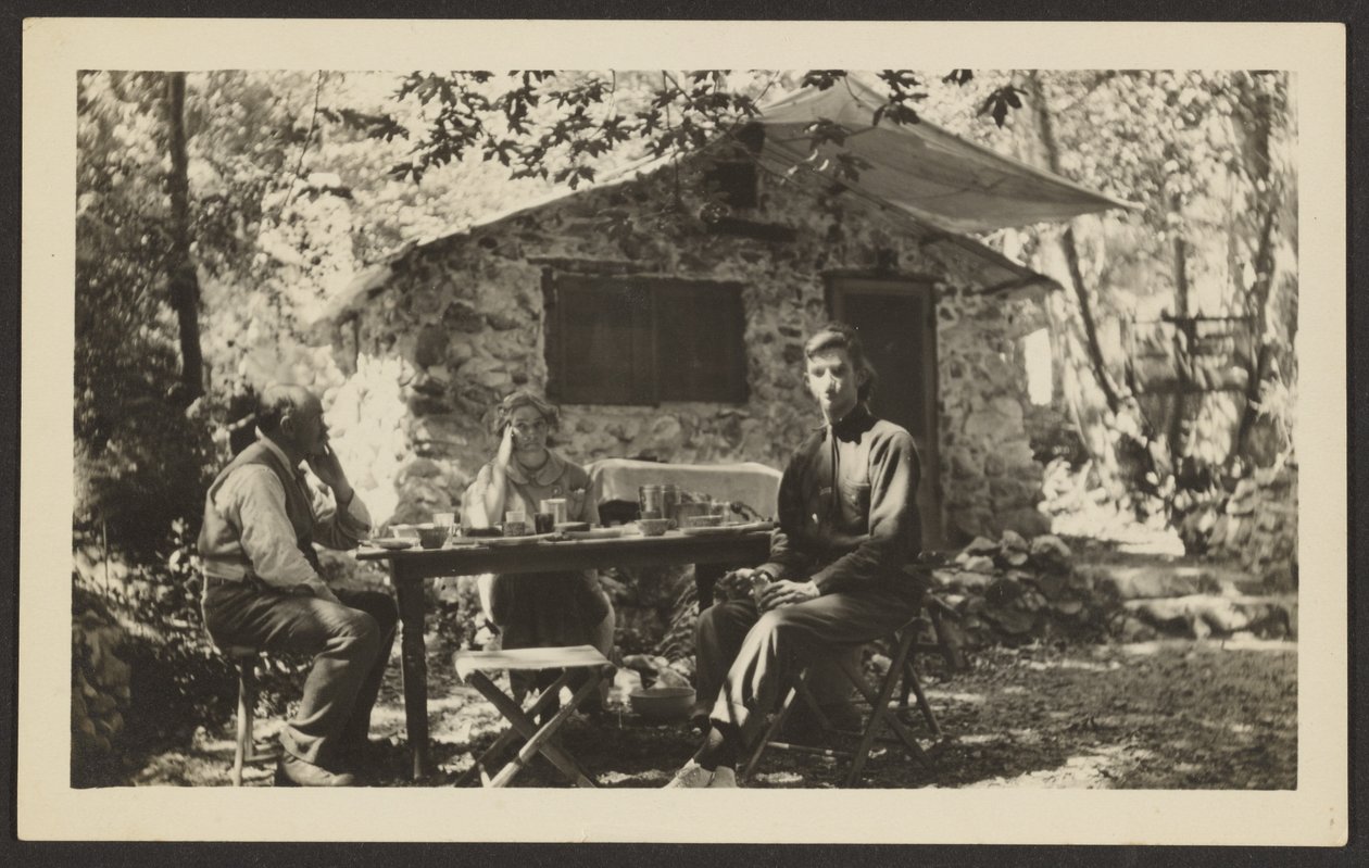 [Comida al aire libre en la casa de piedra del bosque] de Louis Fleckenstein