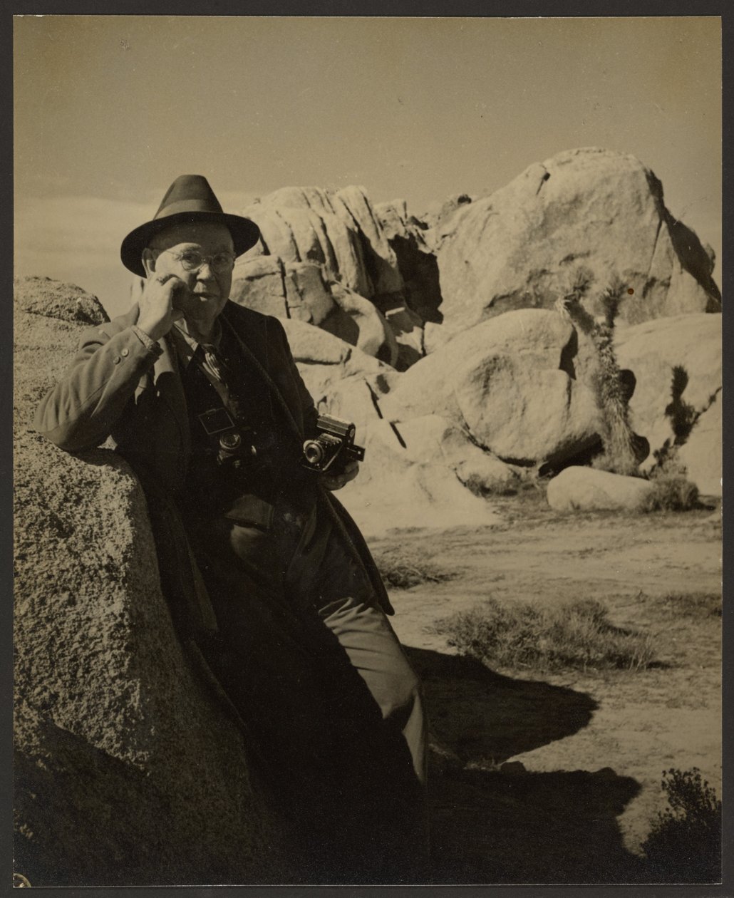 [Retrato de Fleckenstein con una cámara] de Louis Fleckenstein