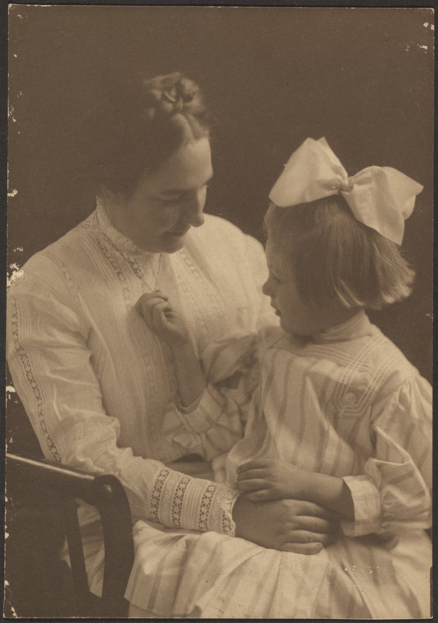 Retrato de madre e hijo con gran lazo de Louis Fleckenstein