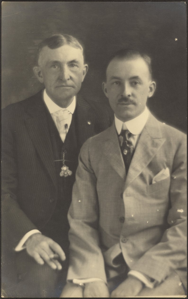 [Retrato de dos hombres con accesorios de traje] de Louis Fleckenstein