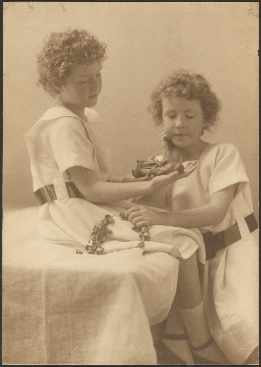 Retrato de dos hermanas sosteniendo una estatua y una corona de Louis Fleckenstein