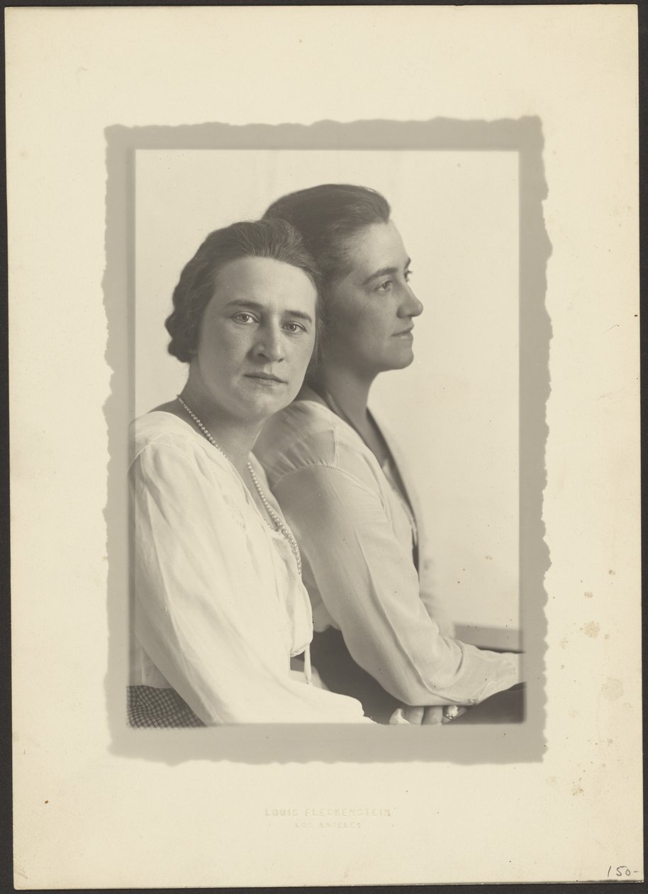[Retrato de dos mujeres sobre fondo blanco] de Louis Fleckenstein