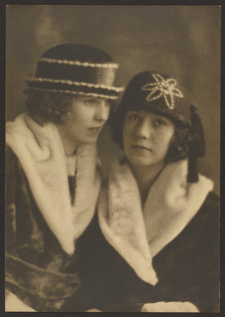 [Retrato de dos mujeres con sombreros de ribete blanco] de Louis Fleckenstein