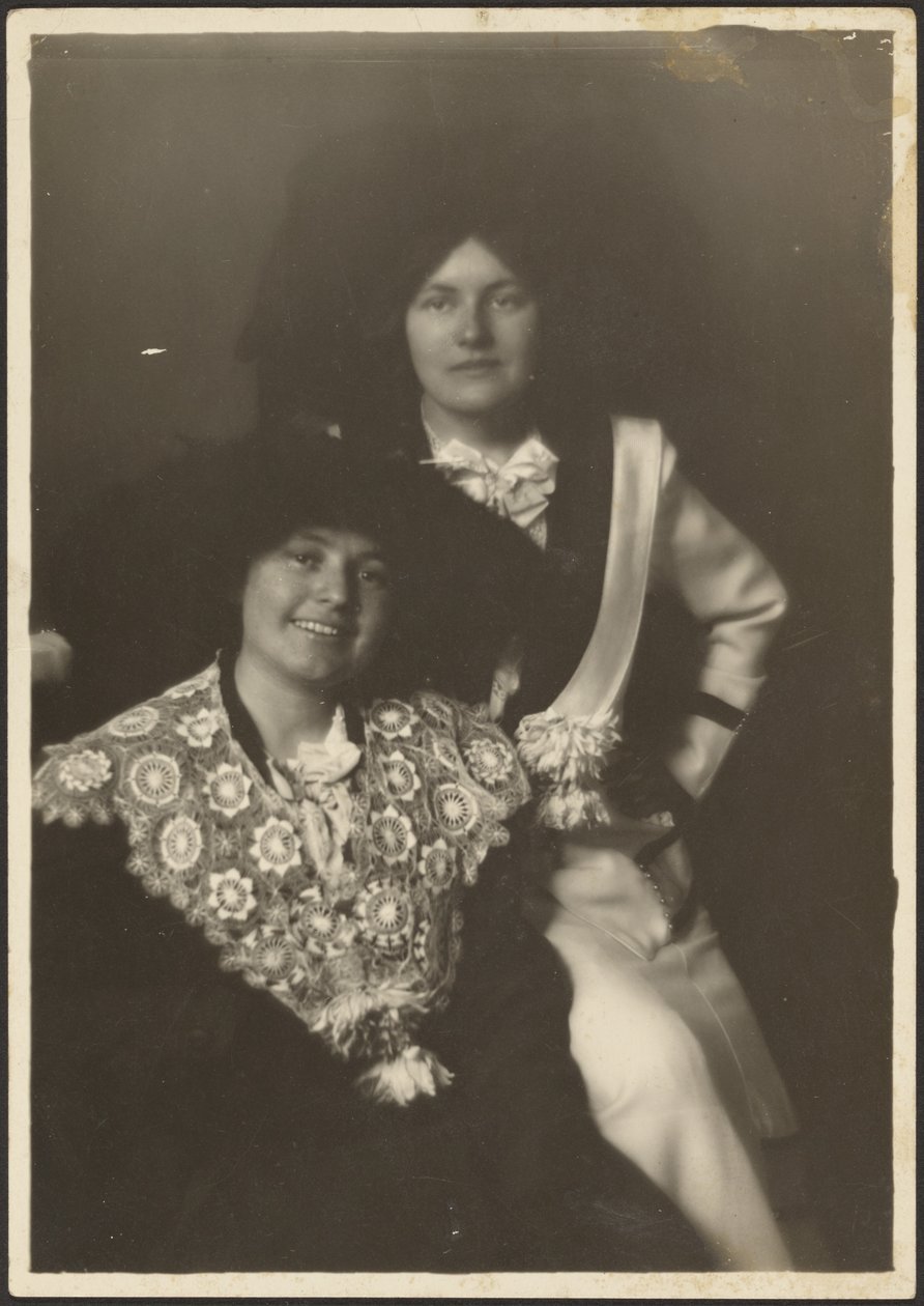 [Retrato de dos mujeres con trajes ornamentados] de Louis Fleckenstein