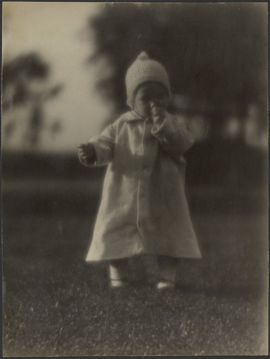 [Retrato de un bebé con abrigo] de Louis Fleckenstein